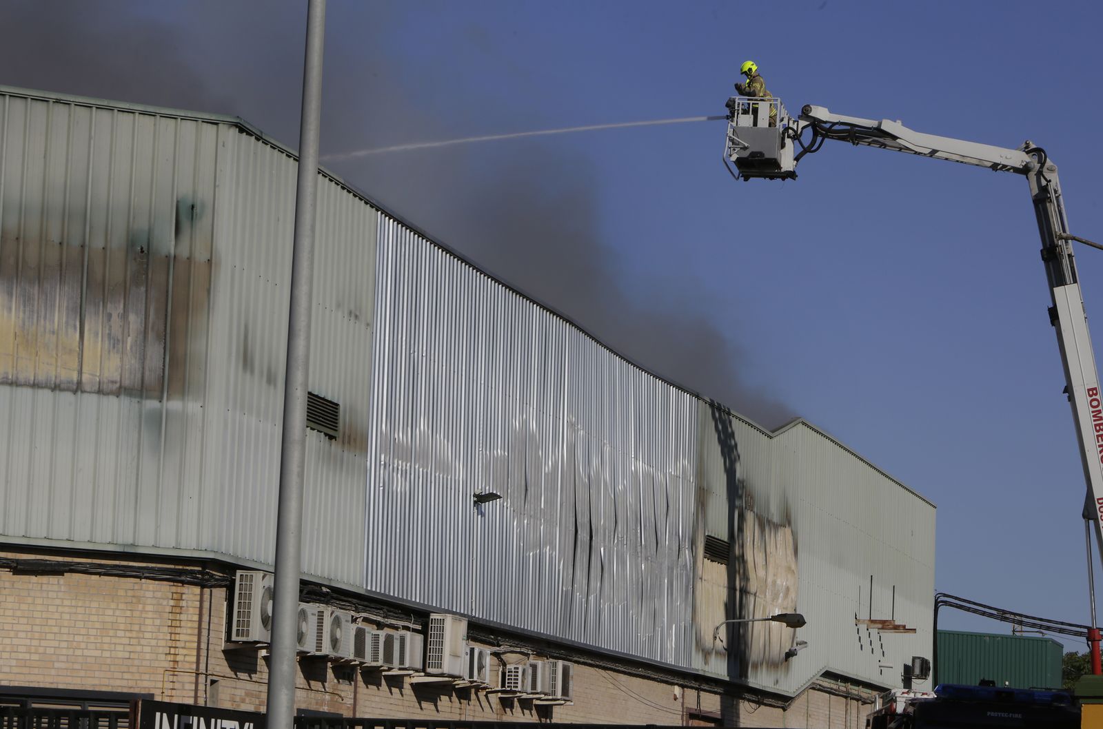Incendio en el polígono de Fuente del Rey