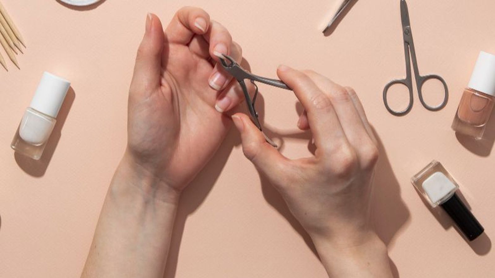 Mujer cortándose las uñas