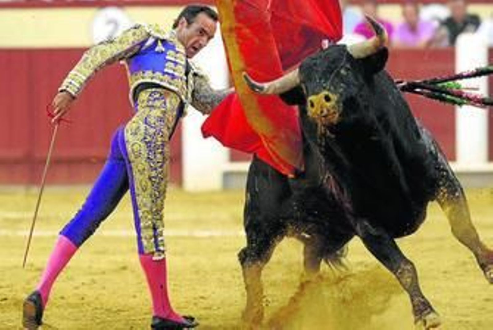 El Cid, en un pase de pecho a su segundo toro en la corrida celebrada ayer en Valladolid.