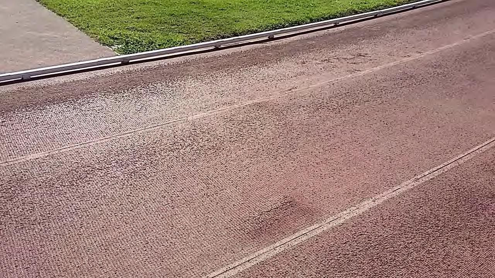 Mal estado de la pista de atletismo de San Pablo.