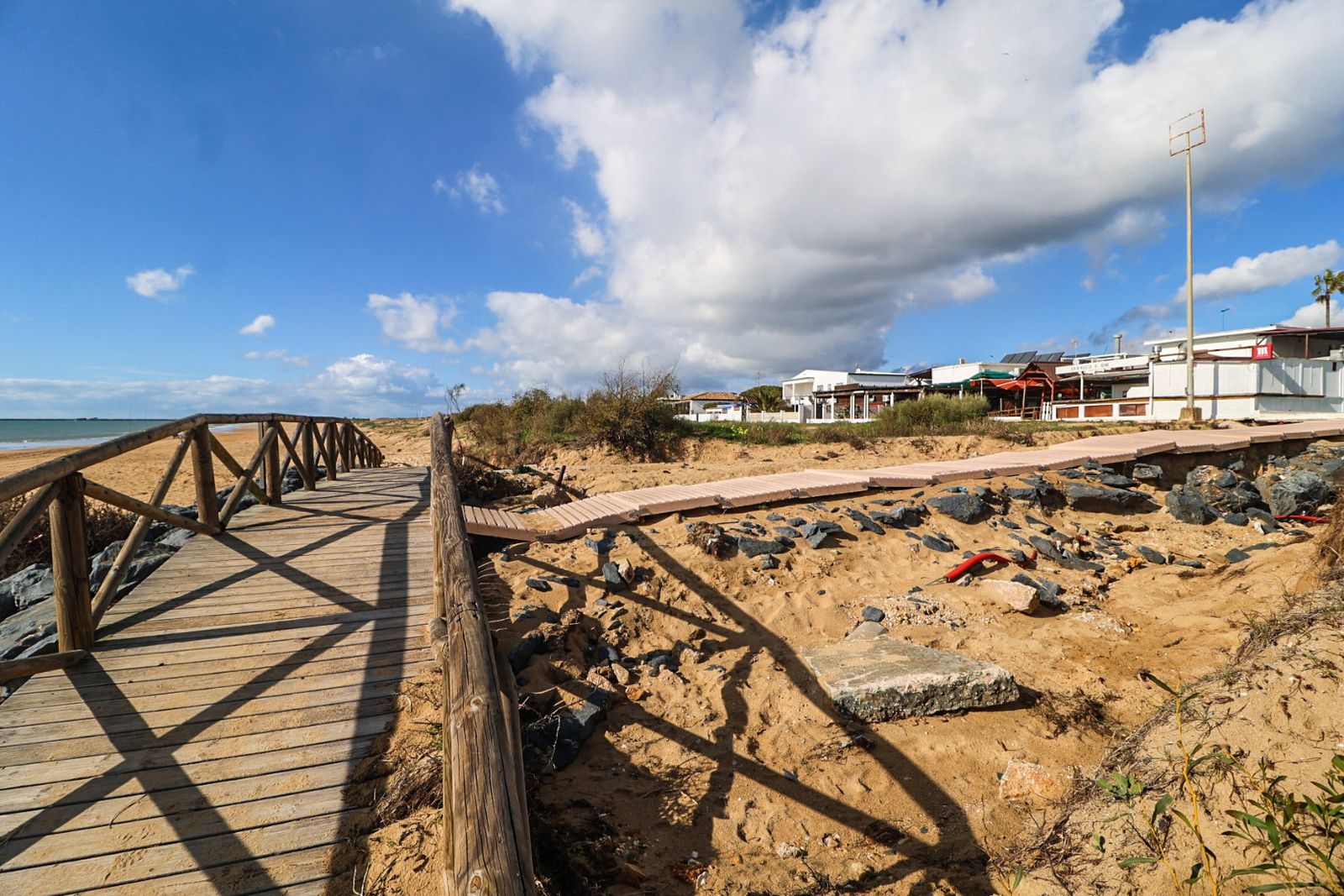 Estado de la playa de Mazagón tras los últimos temporales, en fotografías