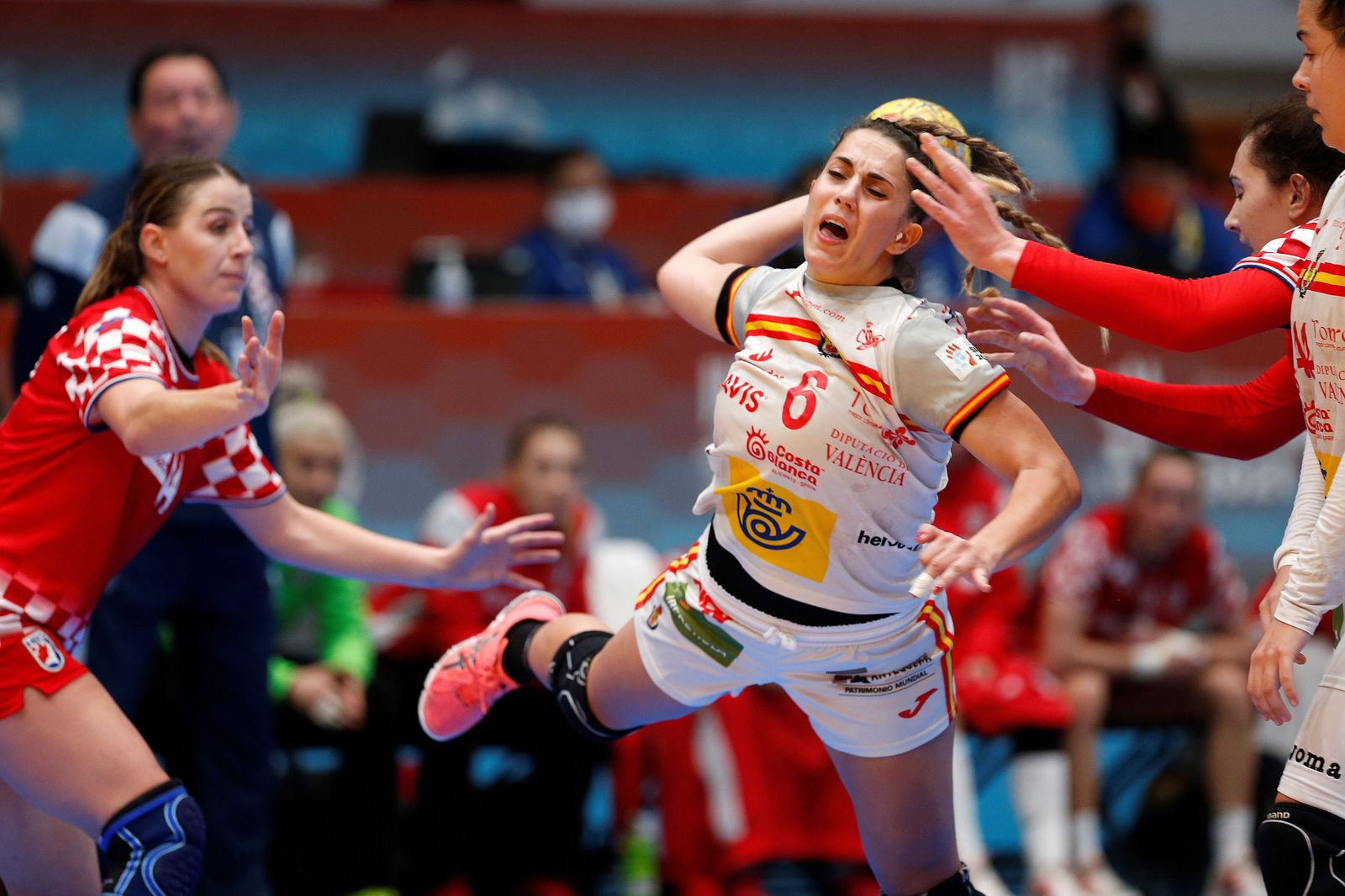 Carmen Campos lanza a portería ante las defensoras croatas.