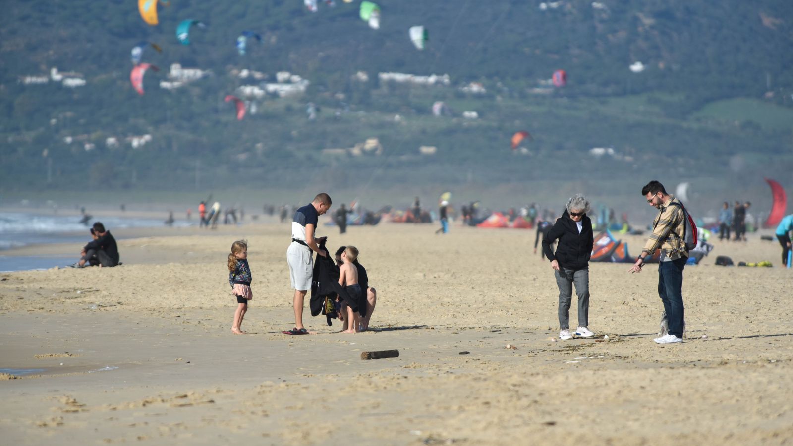 Ambiente en el puente de la Inmaculada en Tarifa, en imágenes