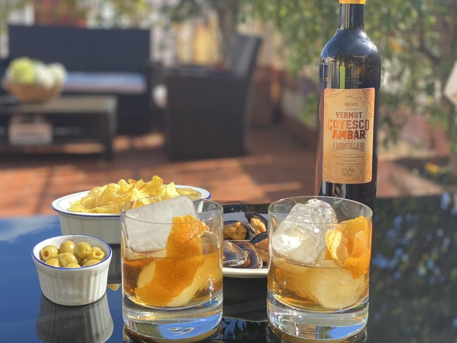 Bodegón con la botella del nuevo vermut Goyesco Ambar de Delgado Zuleta presidiendo la escena.