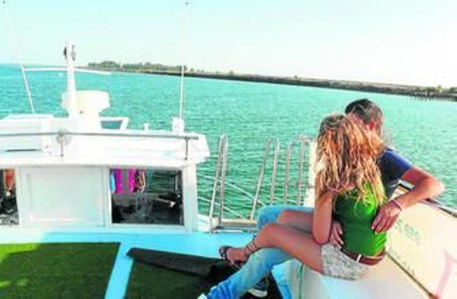 1. Puesta de sol sobre el Paraje Natural Marismas del Odiel  2. Un poco de fruta para empezar. 3. En la cubierta, un lugar para ir relajado. 4. El 'Villa de Palos', con el muelle de Tharsis a sus espaldas, se acerca a Puerto 5. Con la mirada puesta en el horizonte. 6. En el muelle de Levante.