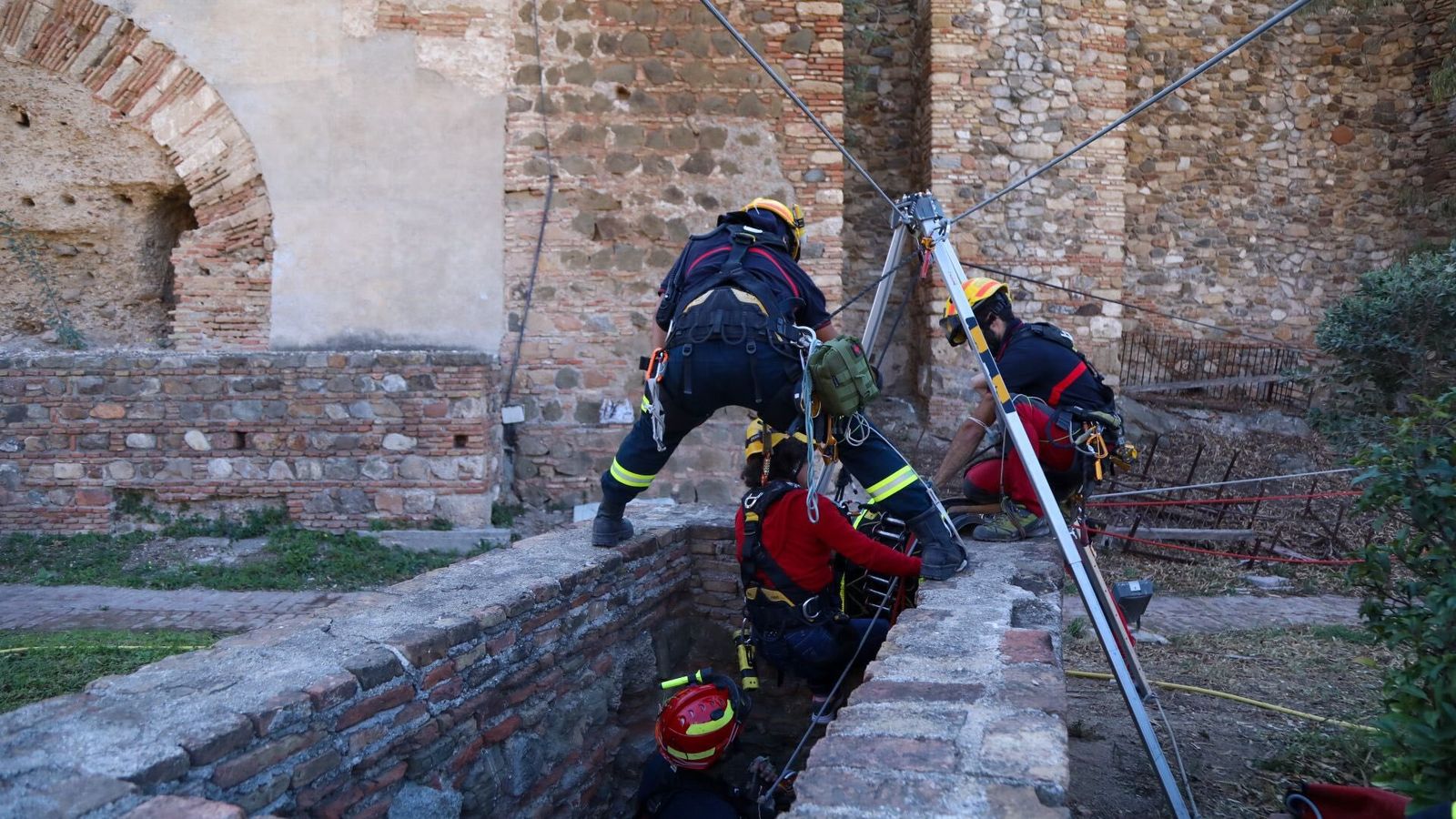Bomberos de Málaga acceden a uno de los pozos.