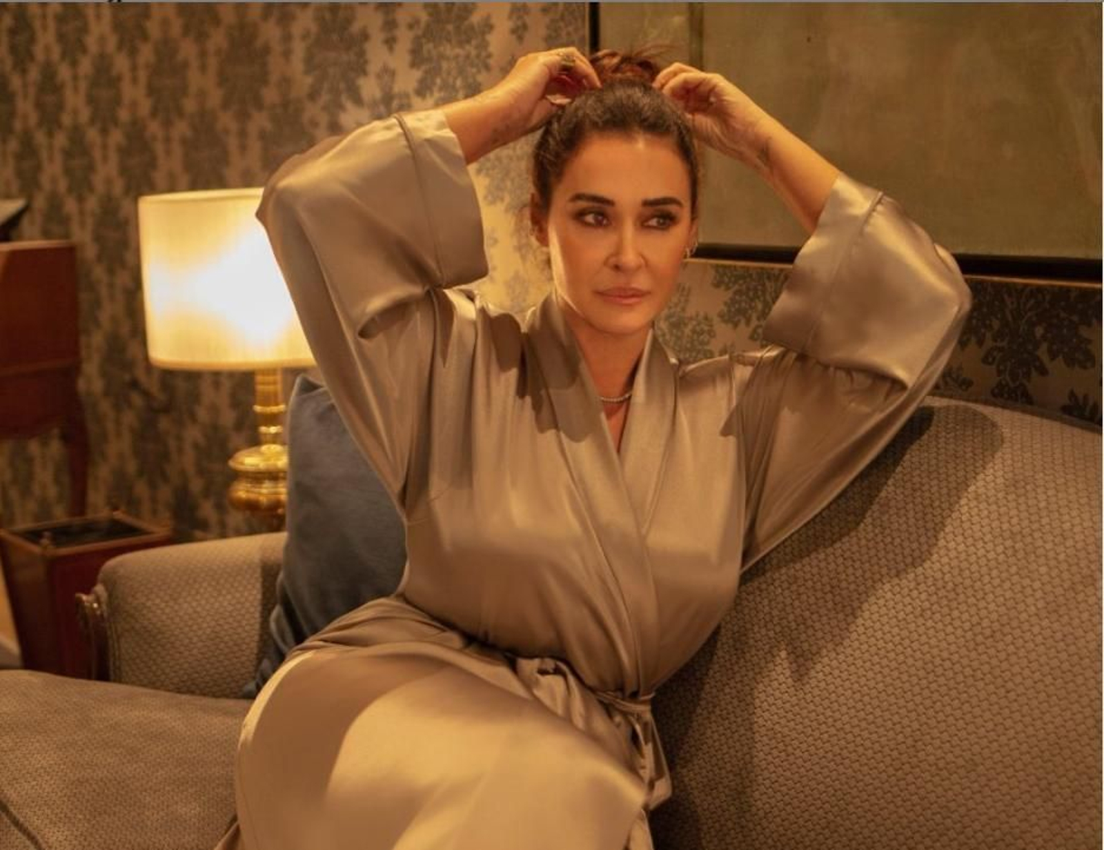 Vicky Martín Berrocal con una de las batas de su colección de fiesta de batas y kimonos.