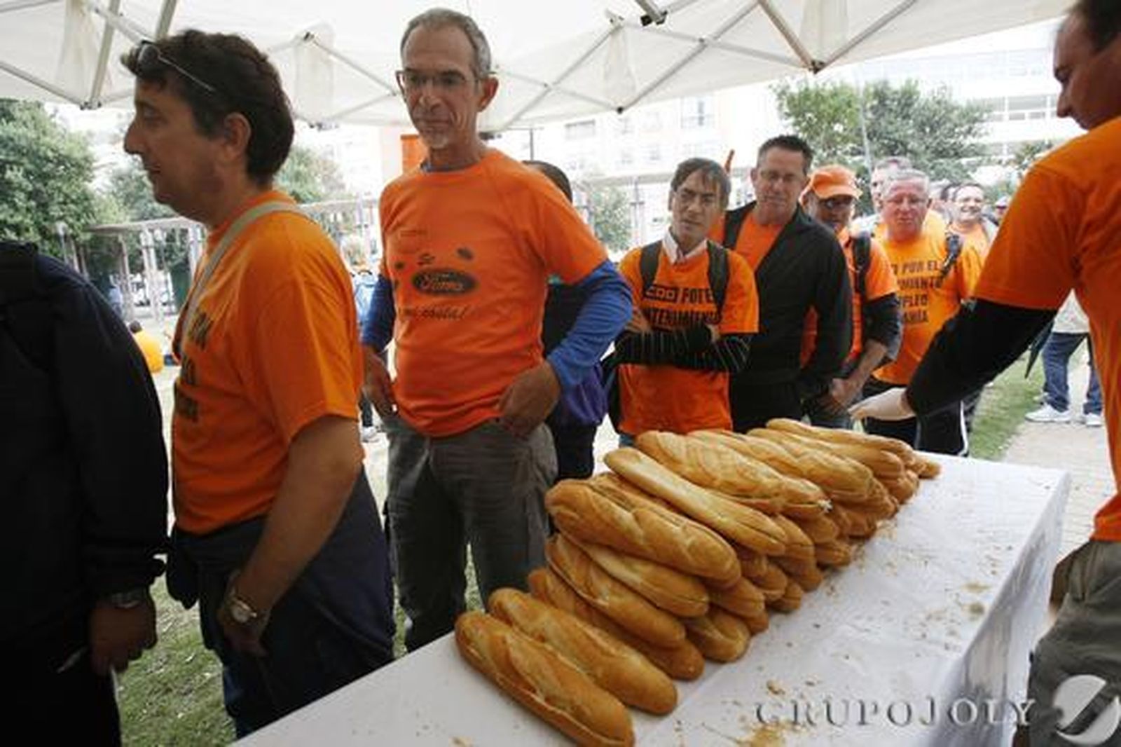 La plantilla de Cádiz Electrónica marcha de El Puerto a la capital para reclamar soluciones ante el ERE que plantea la empresa. 

Foto: Fito Carreto