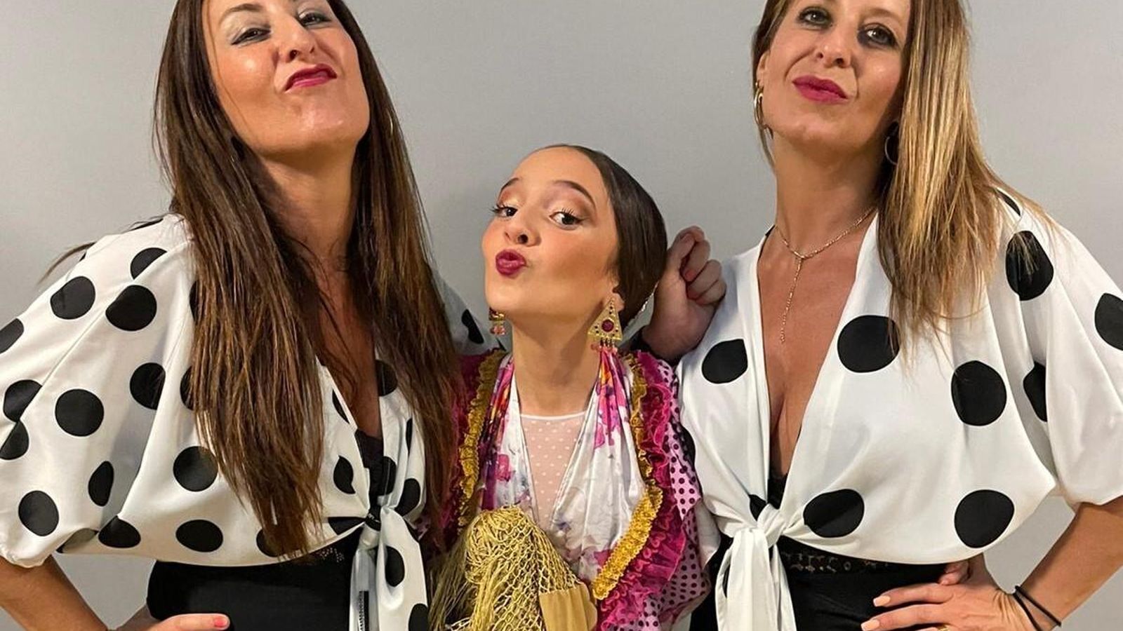 Las hermanas Vélez junto a Daniela Muñoz, primer premio juvenil.