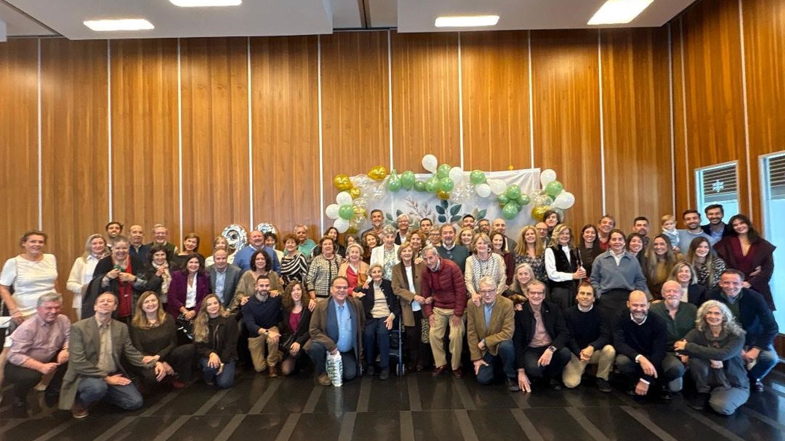 Lourdes Álvarez-Ossorio Mora-Figueroa posa con el grupo de familiares y amigos durante la celebración de su 90 cumpleaños en el Hotel  Atlántico de la capital gaditana.