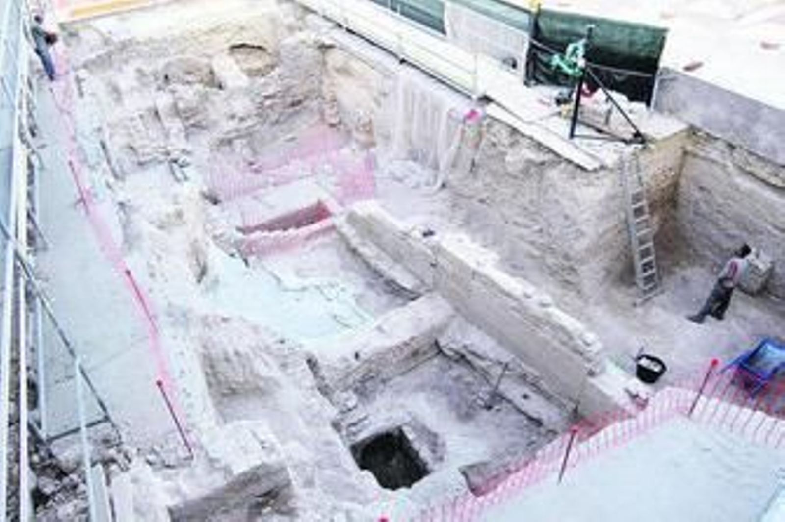 Operarios realizando su trabjo en el conjunto monumental. Operarios realizando su trabjo en el conjunto monumental.