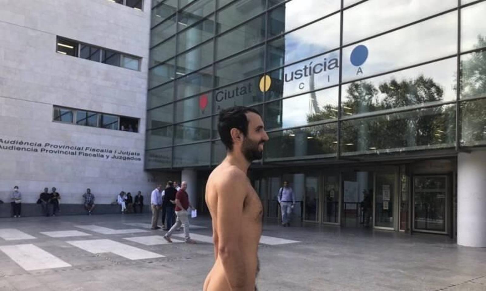 Ratifican la anulación de las multas al hombre que iba "desnudo" por la calle