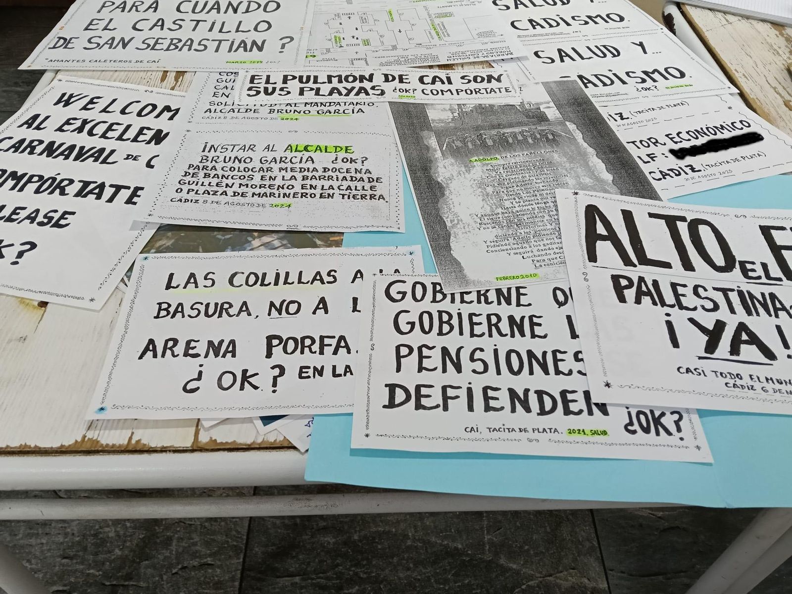 Las cartulinas con mensaje creados por Adolfo Gómez.