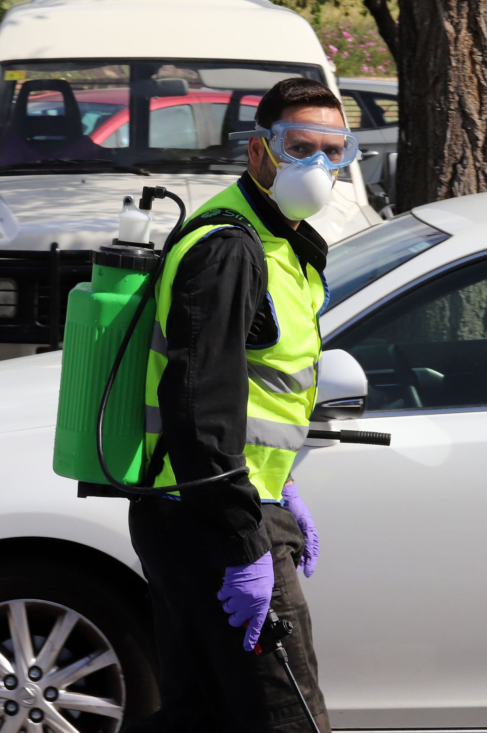 Imágenes de las tareas de desinfección de la UME en el Hospital Infanta Elena