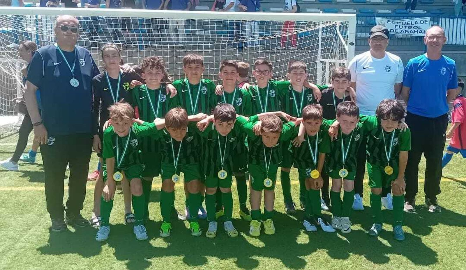 La selección benjamín posa con la medalla de bronce conseguida en el Campeonato de Andalucía.