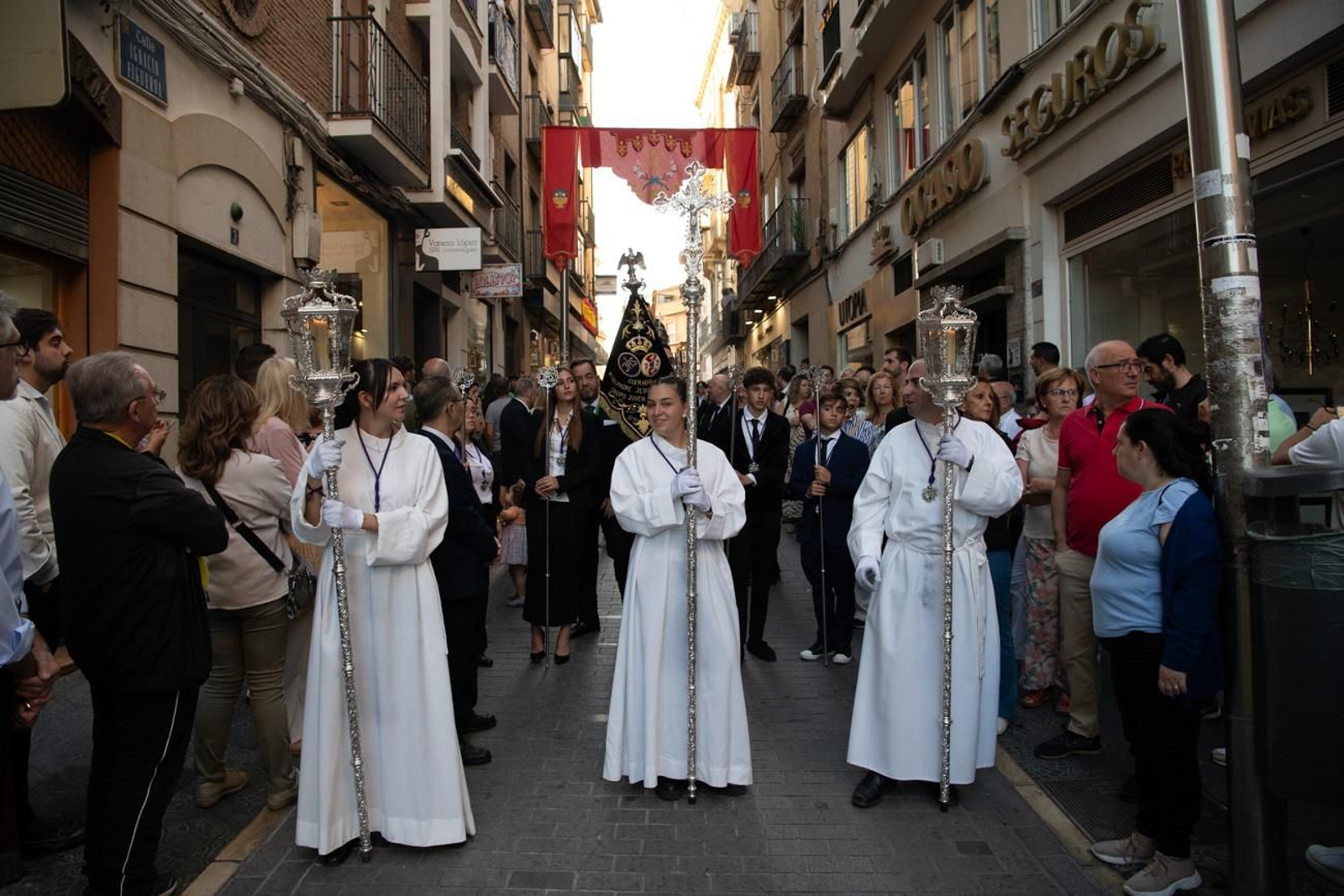 Una marea de devoción inunda Jaén al paso de la Magna, en imágenes