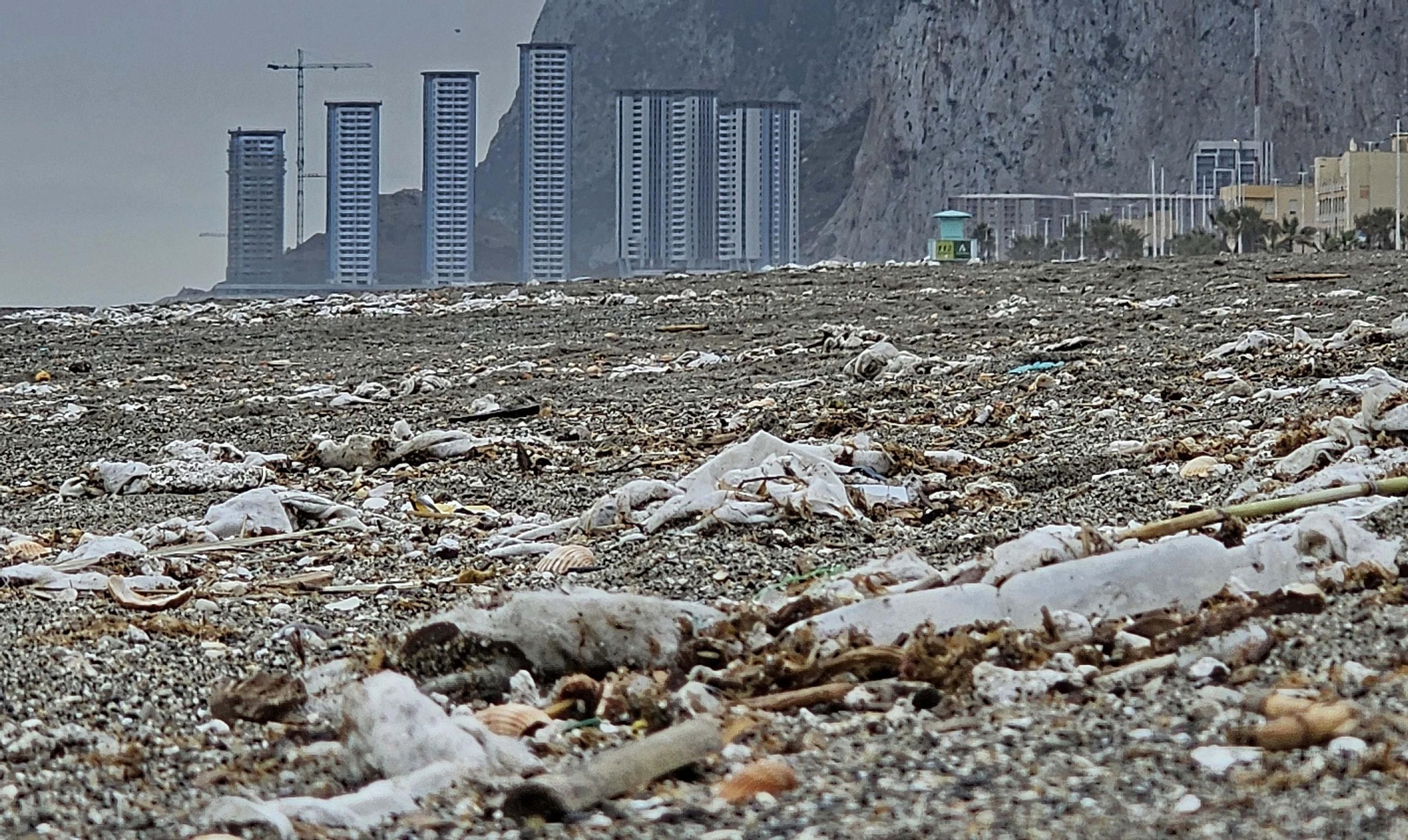 Las toallitas acumuladas en la playa de Levante de La Línea, en imágenes