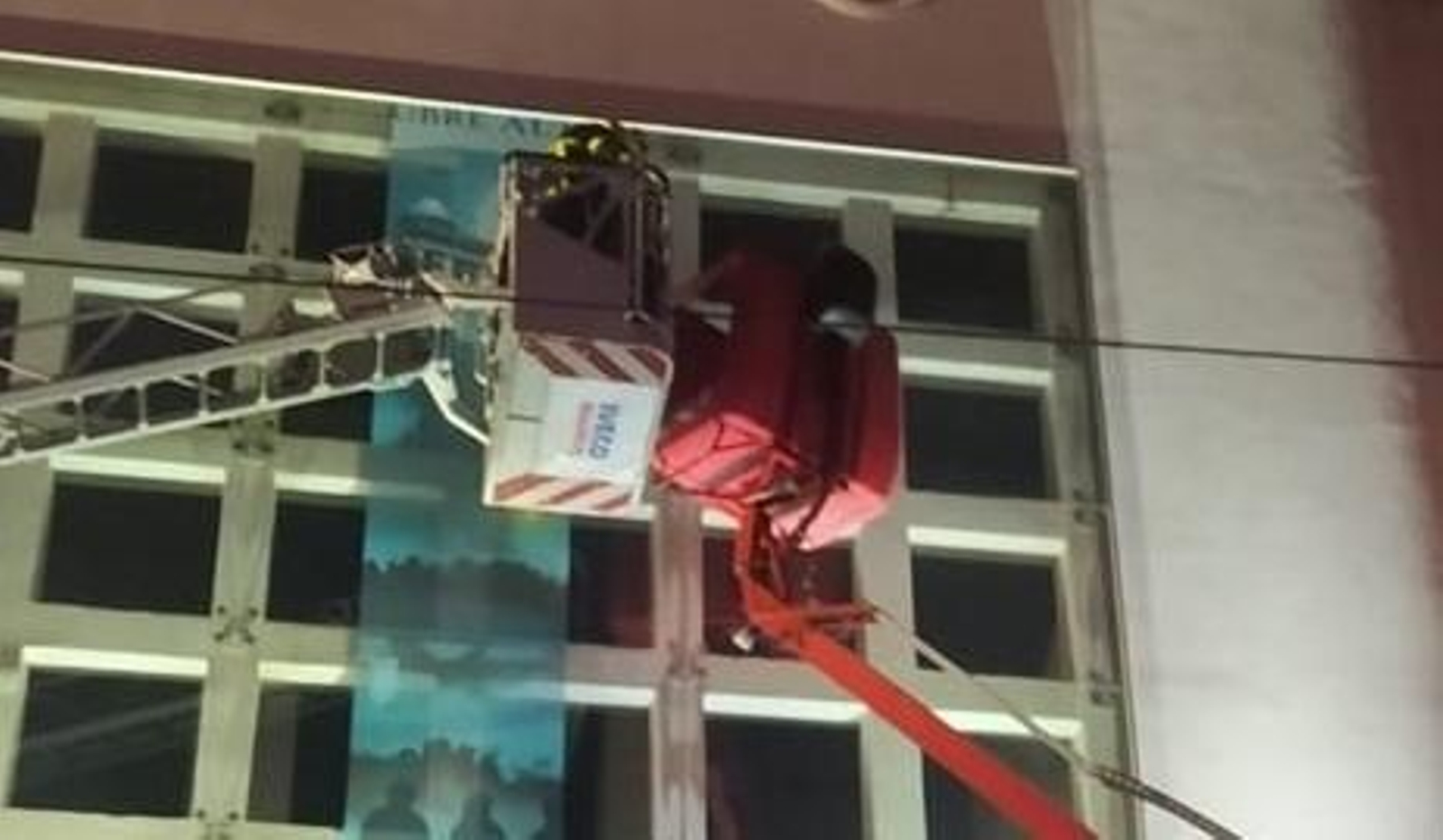 El momento en el que sacan al operario de la grúa averiada