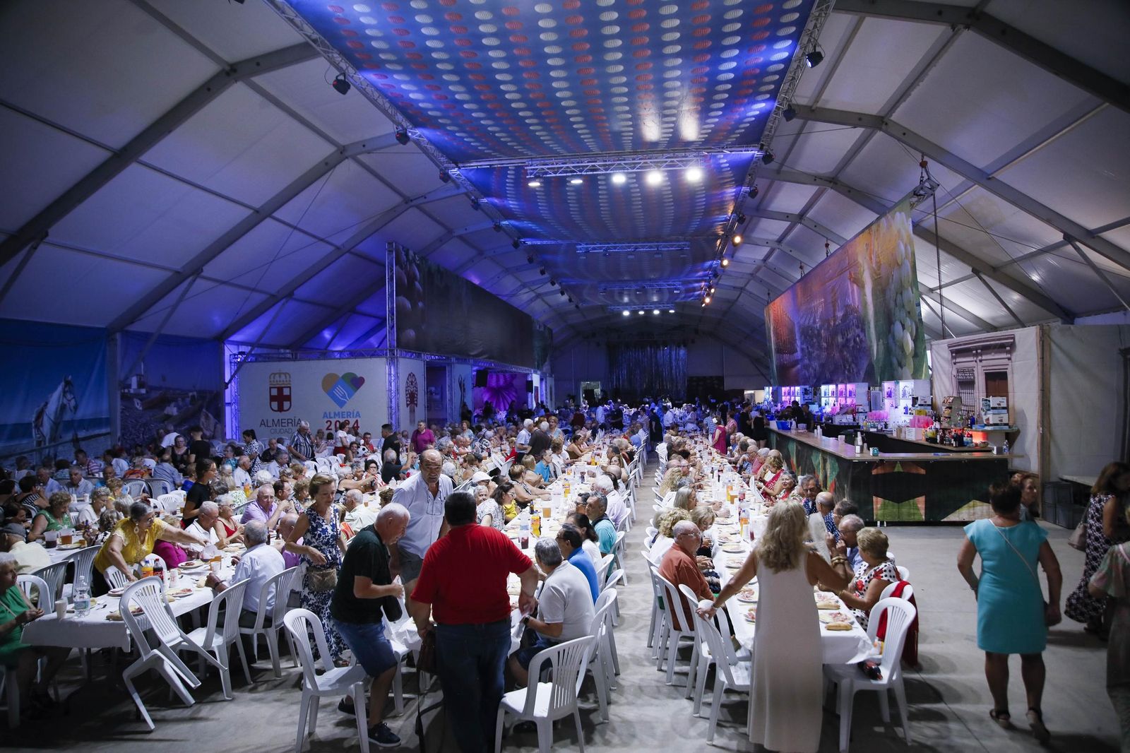 Las mejores imágenes del homenaje a los mayores en la caseta municipal de Almería