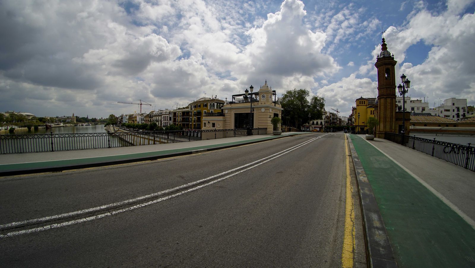 Coronavirus en Sevilla: Postales vacías de Viernes Santo