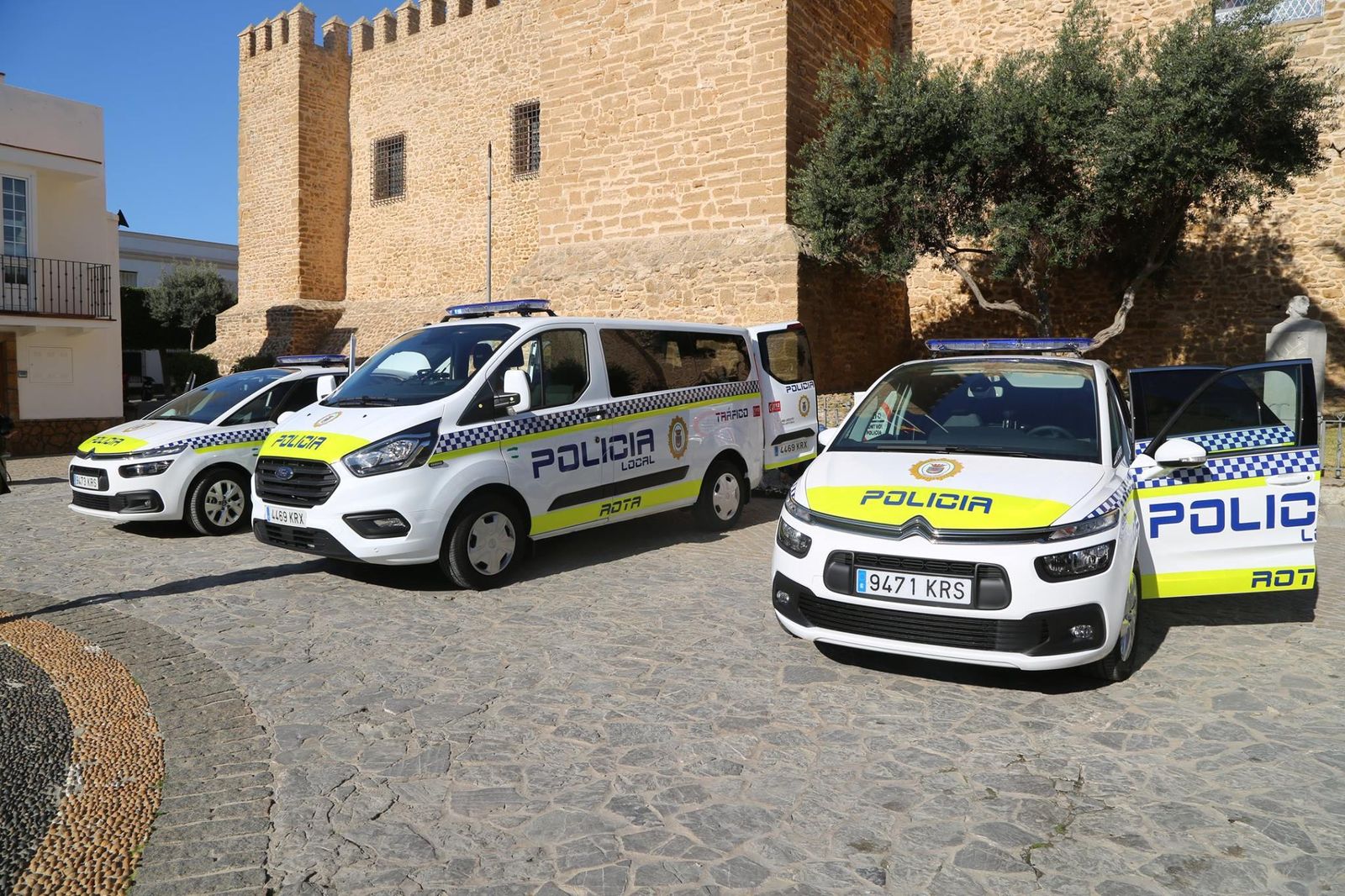 Los tres nuevos vehículos de la Policía Local, hoy en la céntrica plaza Bartolomé Pérez.