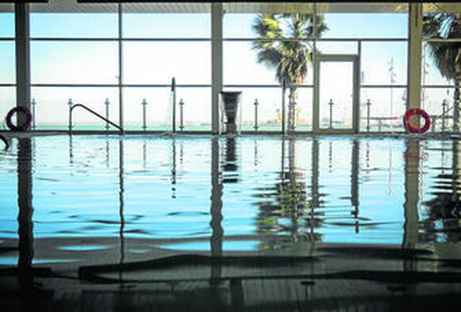 Desde la nueva piscina de Astilleros se contemplan también una singulares vistas de la Bahía gaditana.