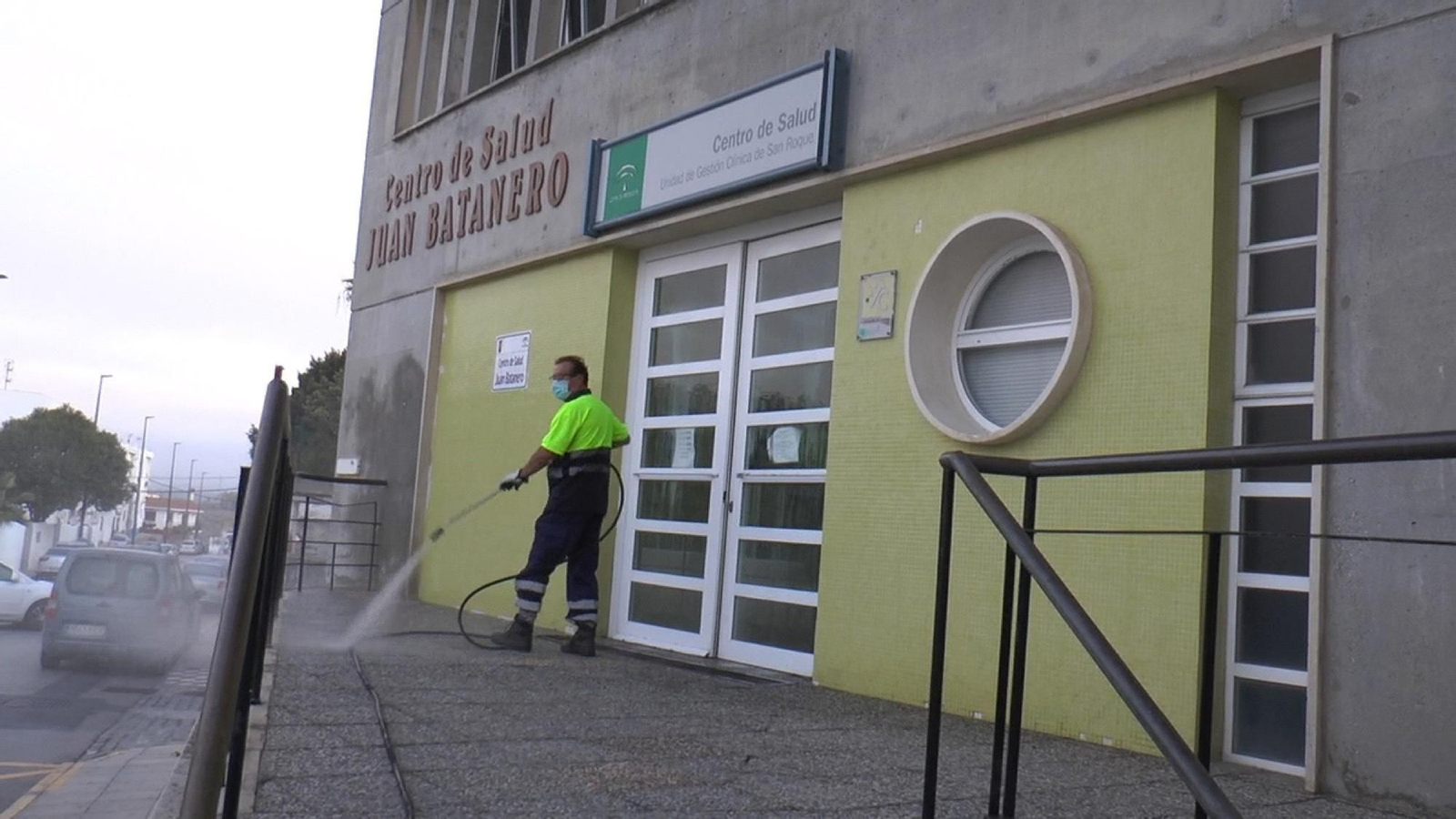 Trabajos de desinfección en el centro de salud Juan Batanero, en San Roque.