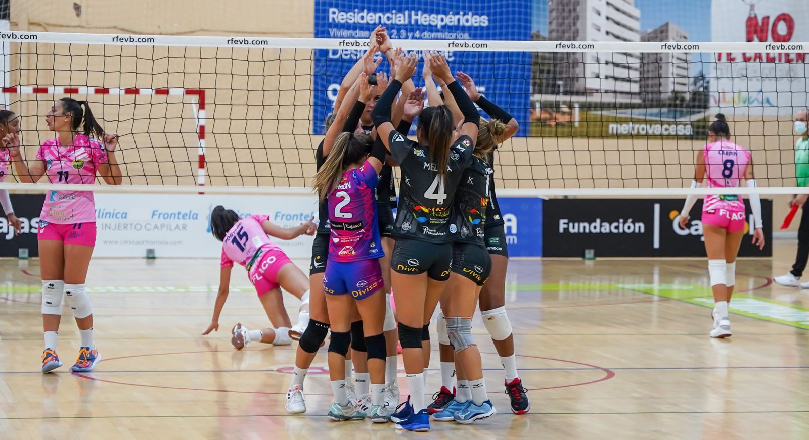 Las jugadoras del Cajasol Vóley festejan uno de los puntos ante el Sant Cugat.