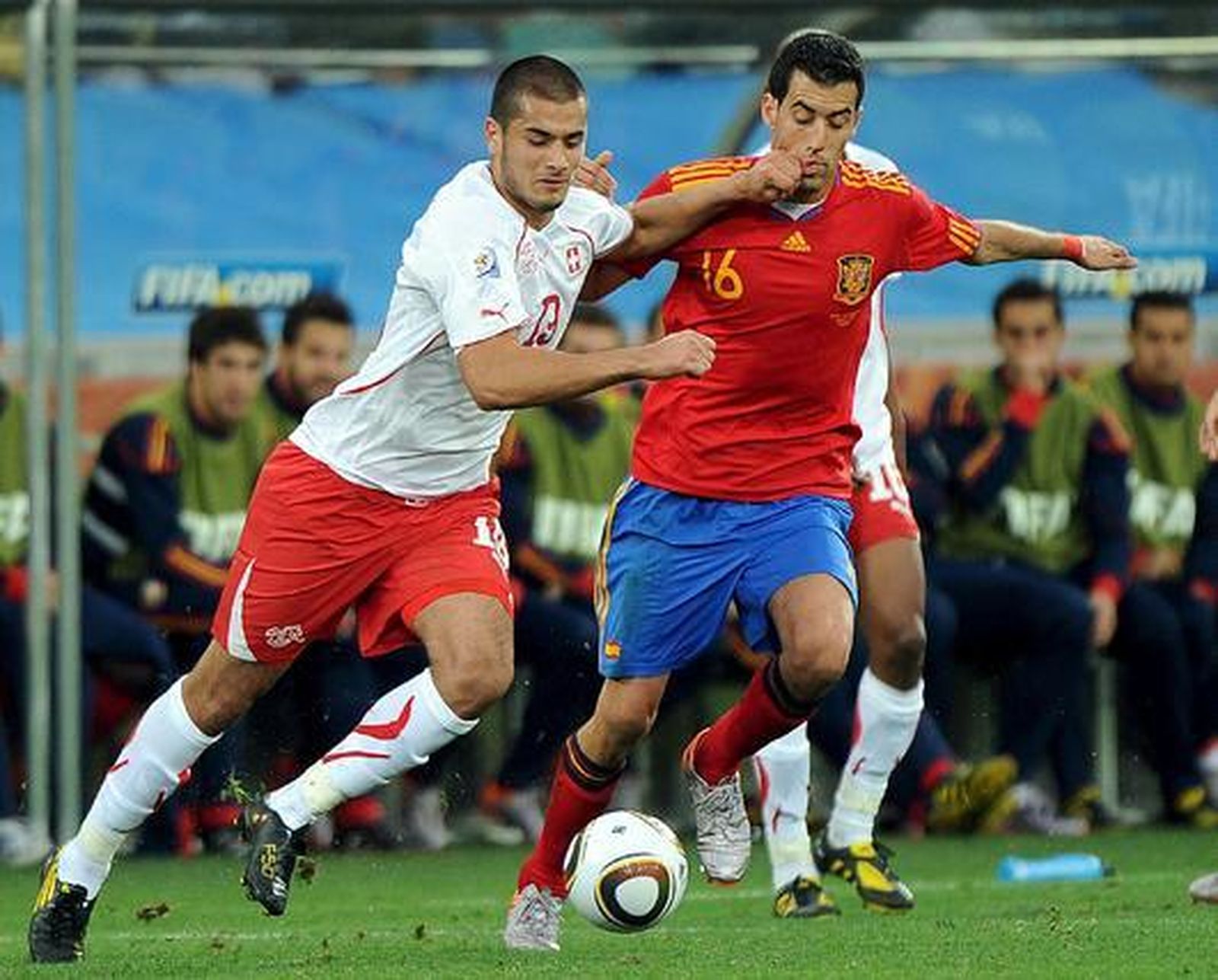 Busquets, el elegido para jugar por delante de los centrales. / Reportaje gráfico: EFE, Reuters, AFP