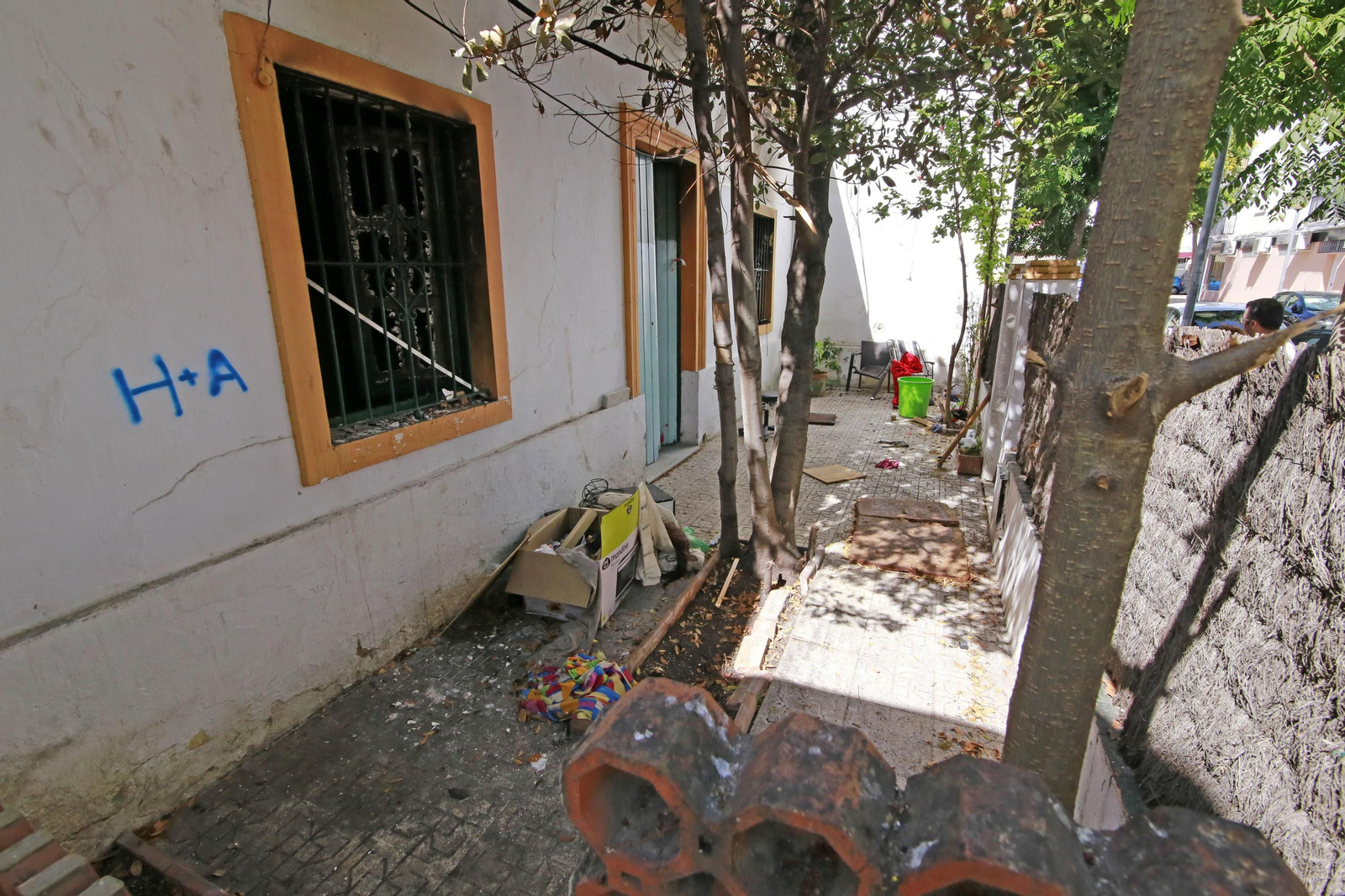 Imágenes de los vecinos en pie de guerra por los robos y los okupas en Bda España