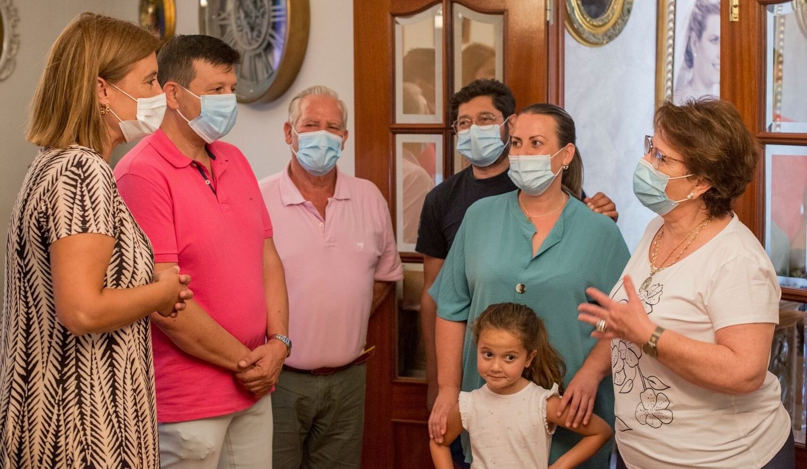 La alcaldesa de Baena y el concejal de Deportes, junto a la familia de Fátima Gálvez.