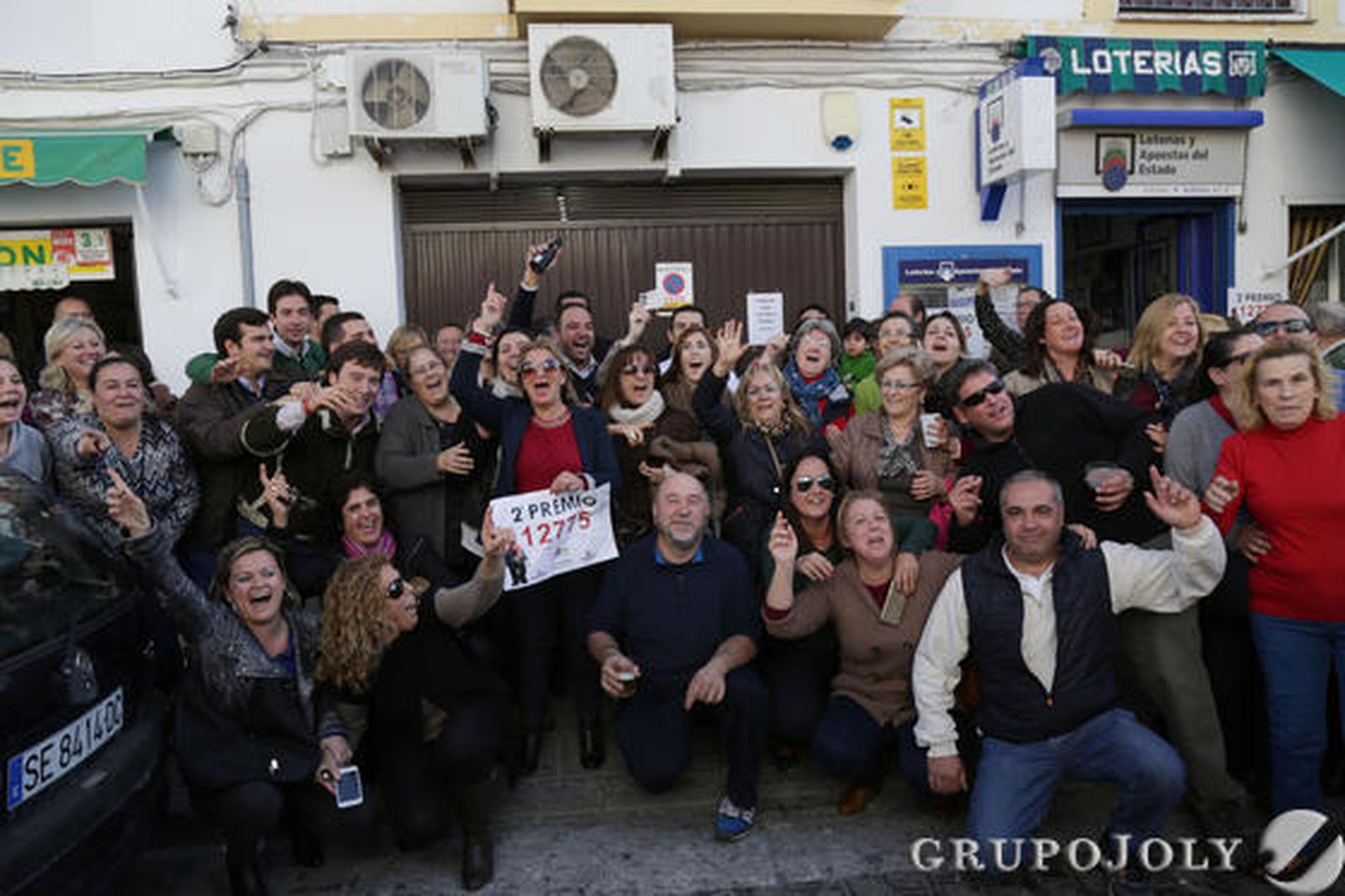 Vecinos de Osuna, agraciados con el segundo premio al número 12775.

Foto: M.J.López