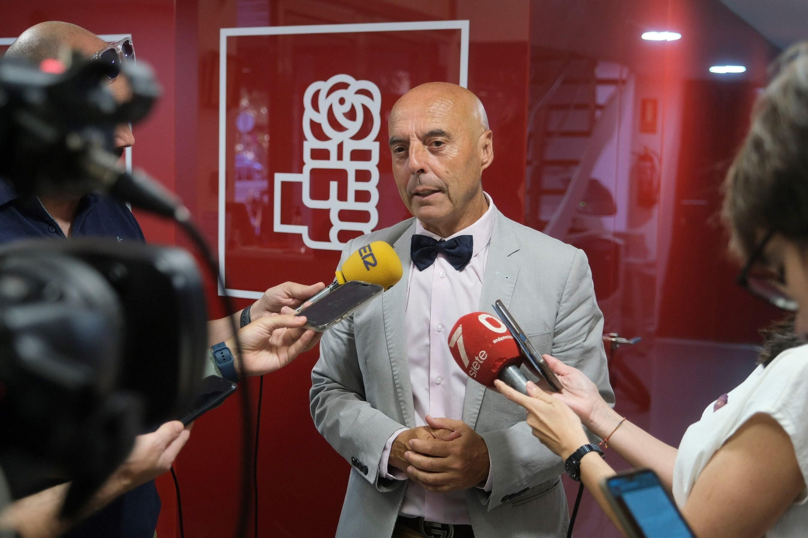 El portavoz socialista en una rueda de prensa.