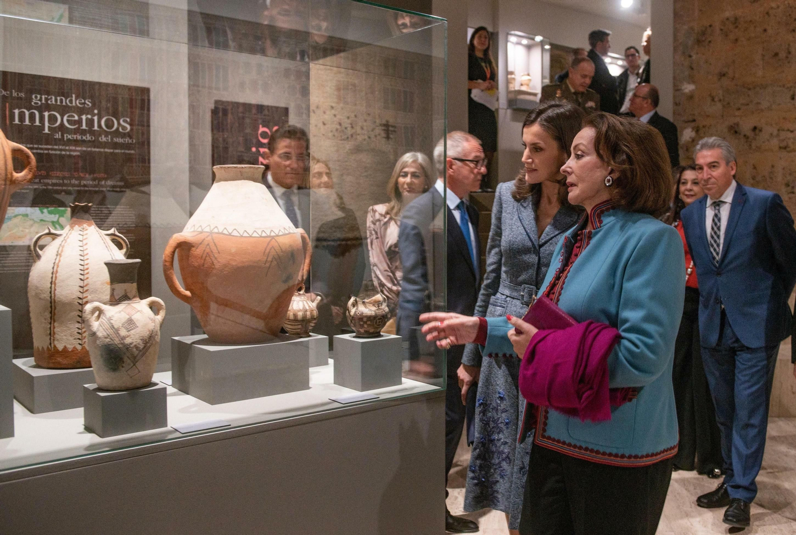 La Reina Letizia inaugura la muestra beréber de la Alhambra La Reina Letizia inaugura la muestra beréber de la Alhambra