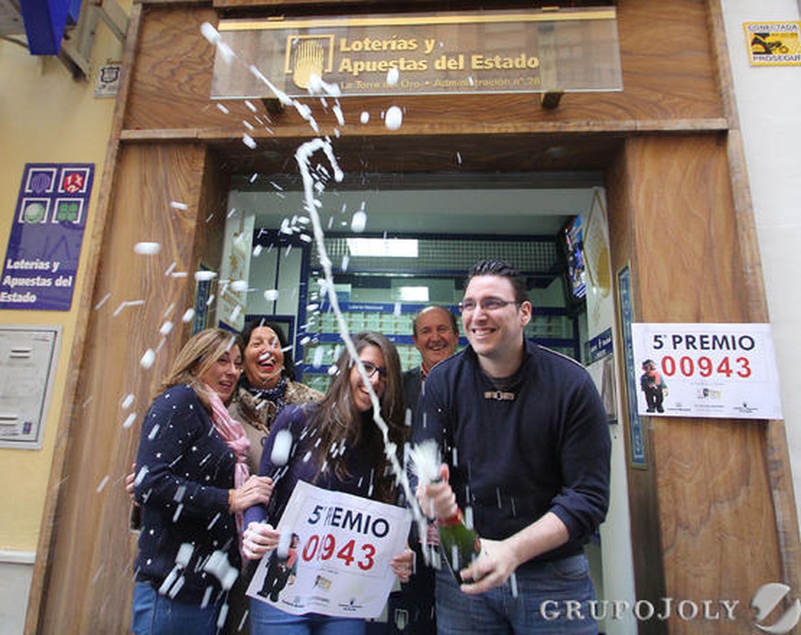 La administración de la calle San Eloy, celebra la venta del quinto premio con el número 00943.

Foto: Belén Vargas