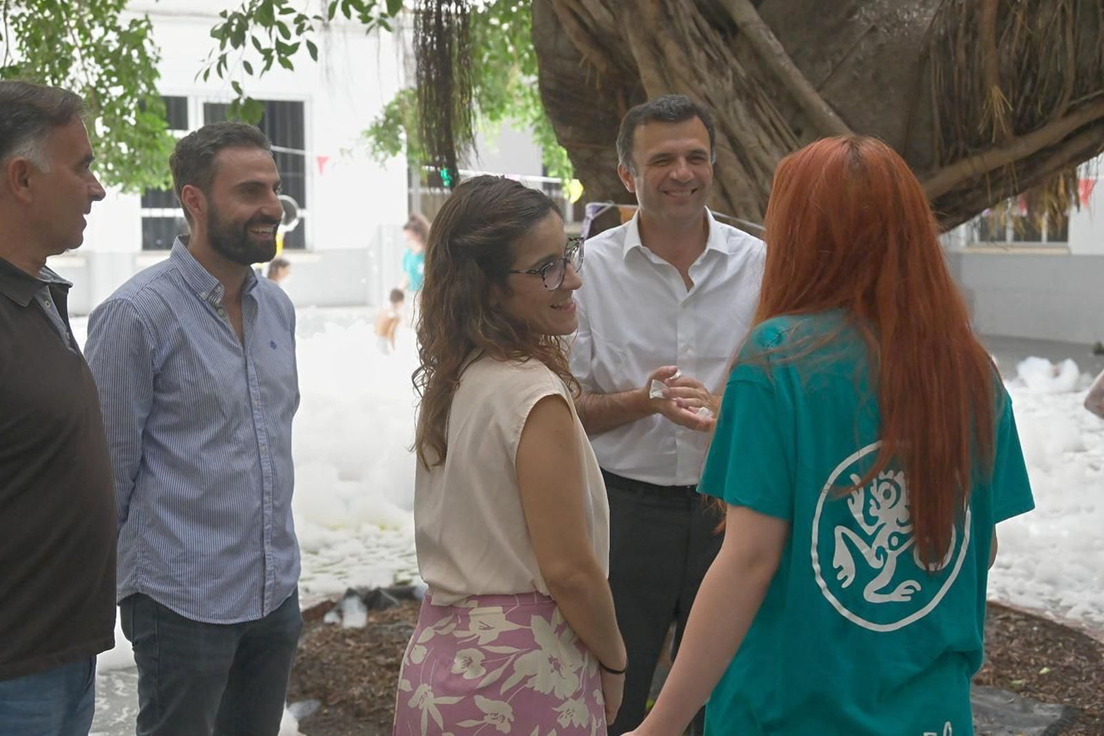 El alcalde Bruno García y la concejala Gloria Bazán, en el campamento urbano de Arbolí. El alcalde Bruno García y la concejala Gloria Bazán, en el campamento urbano de Arbolí.