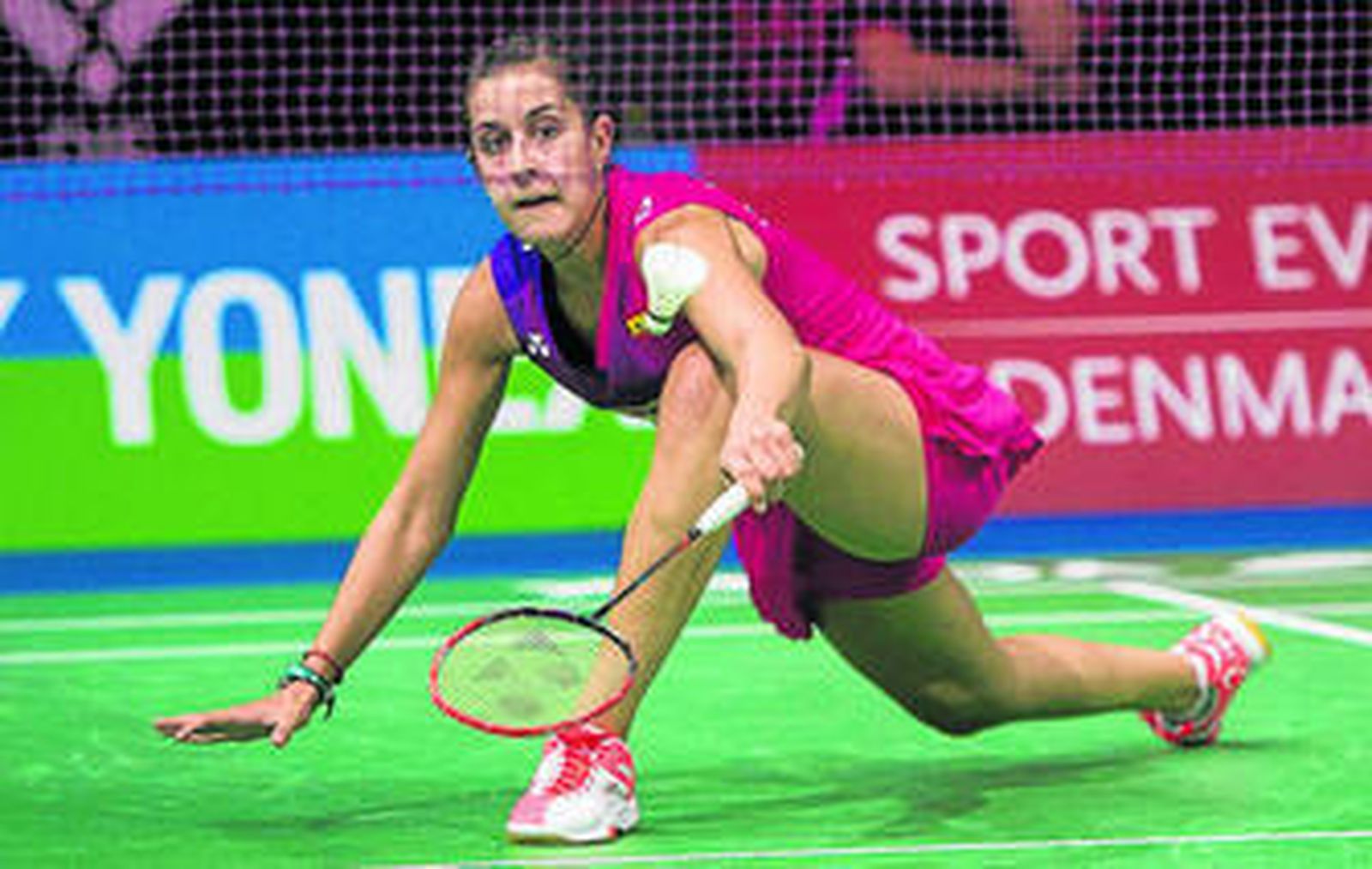 Carolina Marín se flexiona para llegar al volante durante un punto del partido de ayer ante la china Sun Yu.