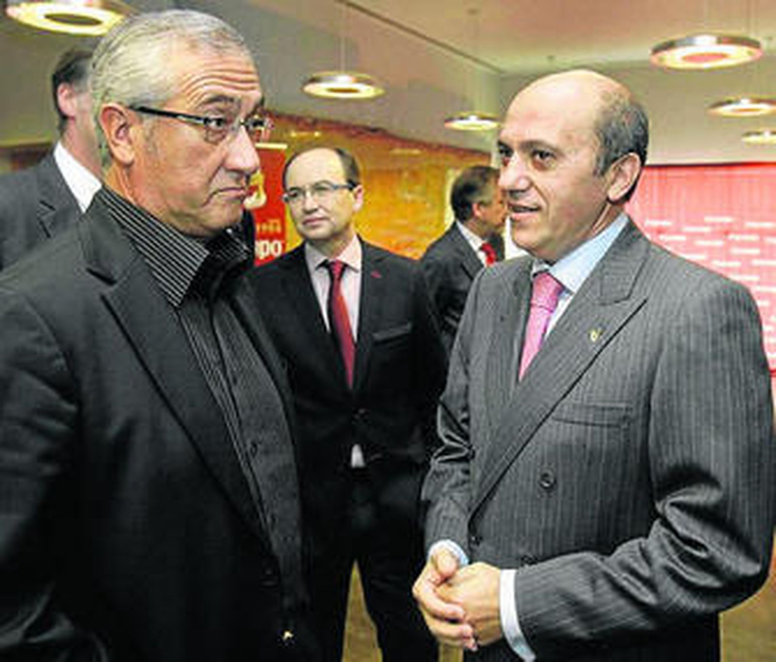 Del Nido dialoga con Manzano durante la visita a la Cruzcampo.