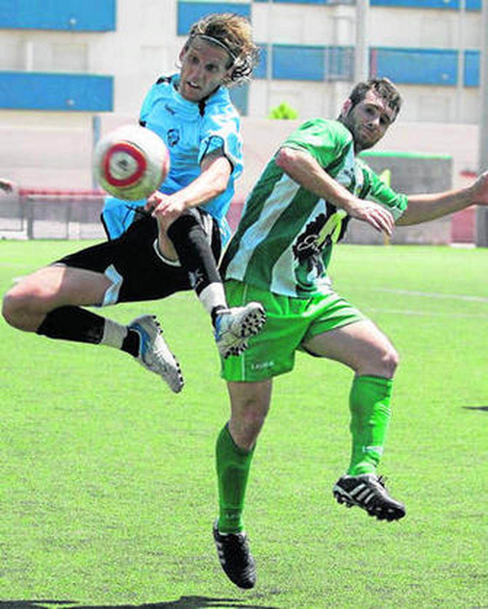 El vicario Sorroche lucha por el esférico ante un rival.