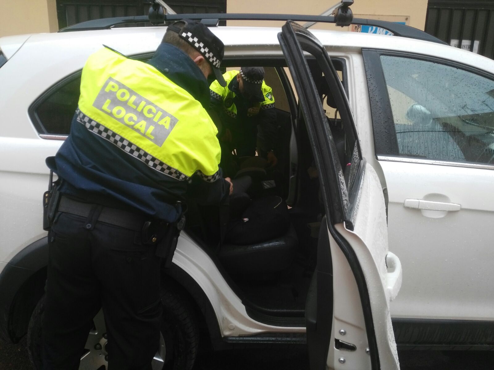 Agentes de la Policía Local comprueban los cinturones de seguridad de un vehículo.