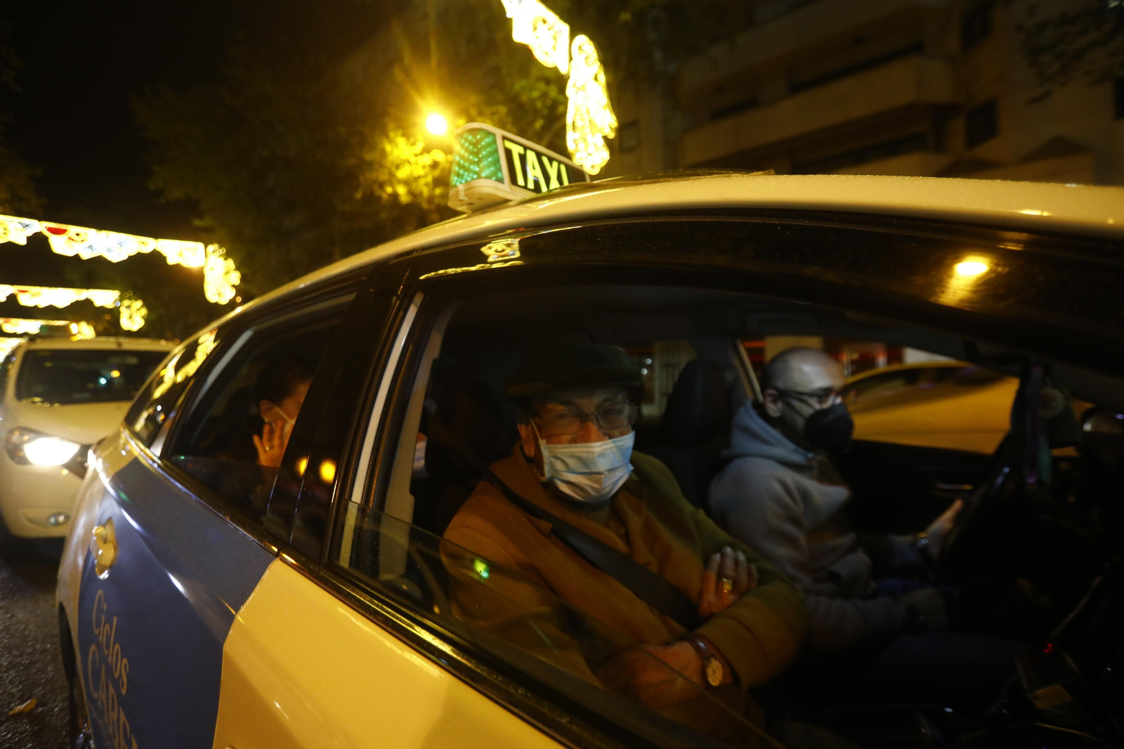 Las imágenes del Paseo de la Ilusión en taxi por Córdoba para mostrar las luces de Navidad a los mayores Las imágenes del Paseo de la Ilusión en taxi por Córdoba para mostrar las luces de Navidad a los mayores