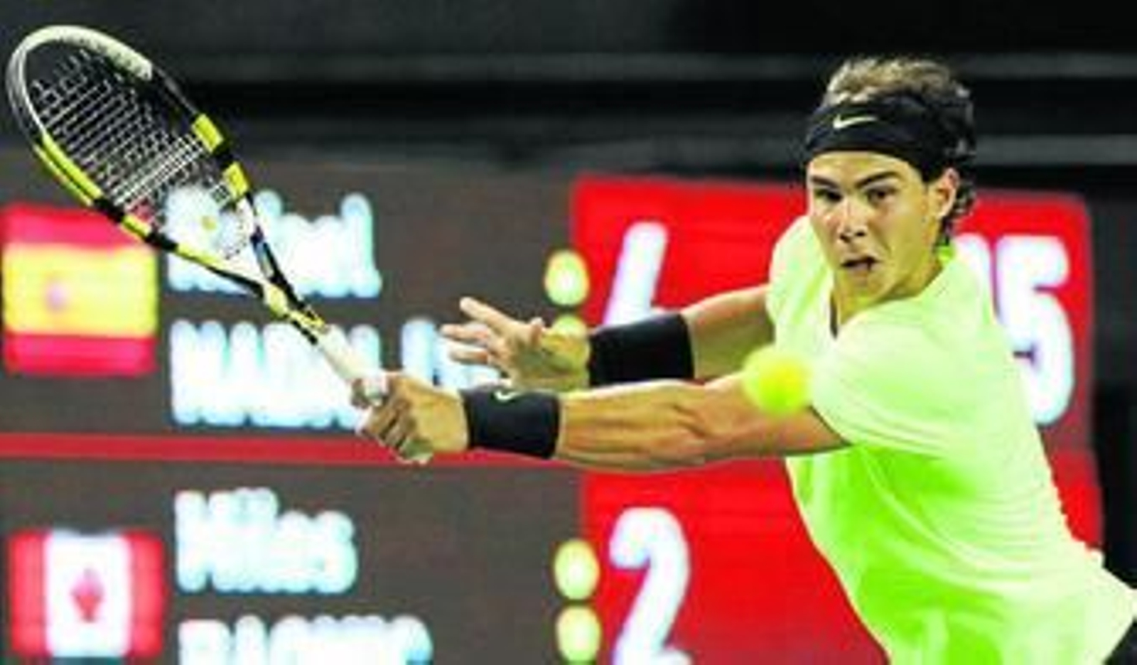 Nadal se estira para golpear la pelota de revés.