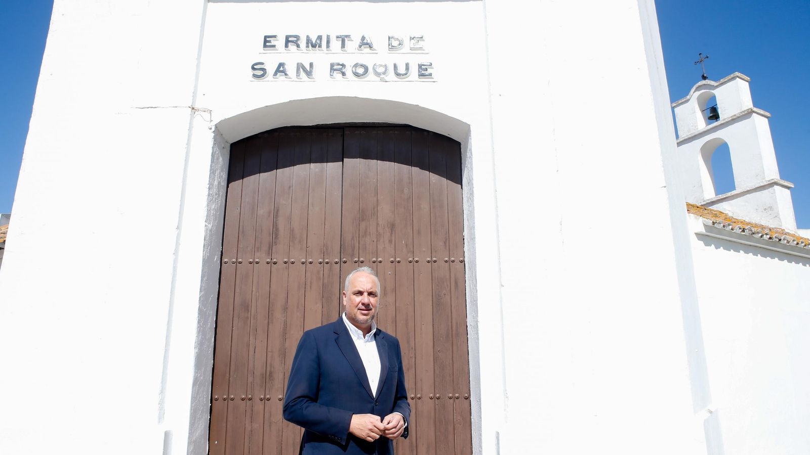 Juan Carlos Ruiz Boix, ante la ermita de San Roque.