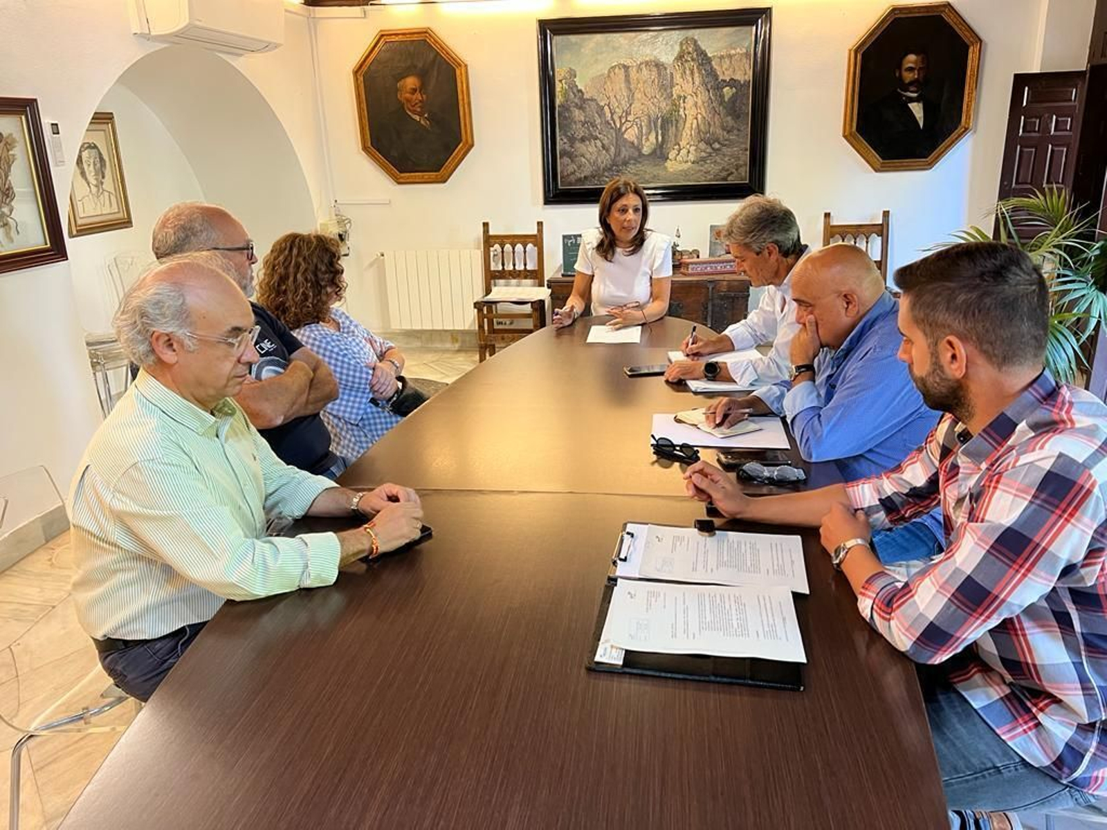 Reunión entre representantes del Ayuntamiento y de la urbanización