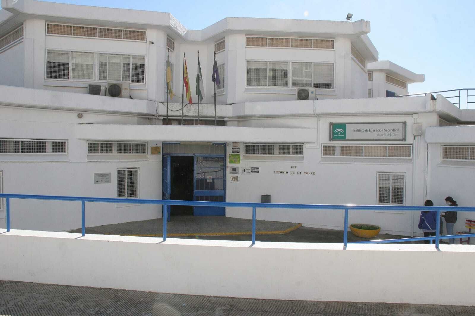 Una imagen del IES Antonio de la Torre tomada desde el exterior del edificio.