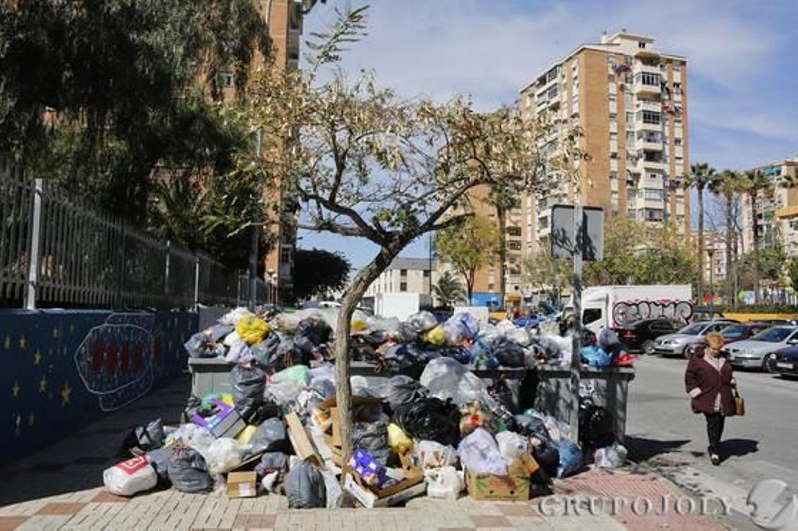 Imágenes de la huelga de basura de Limasa en diferentes distritos