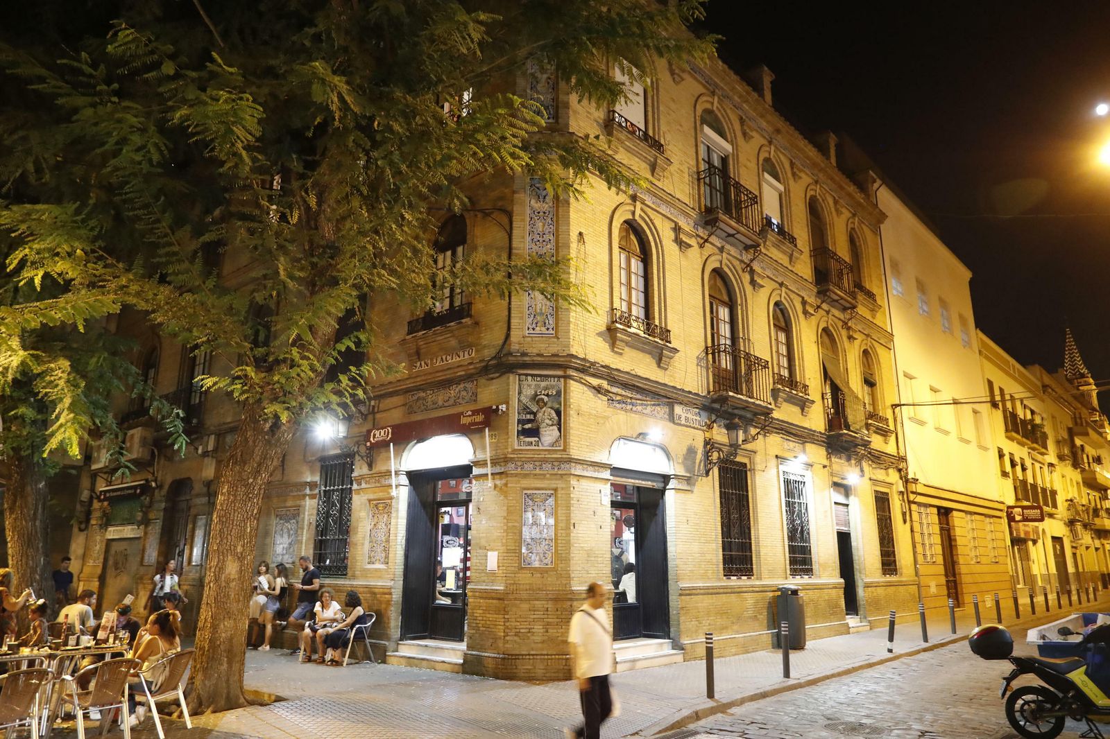 Edificio residencial protegido en el número 89 de San Jacinto.