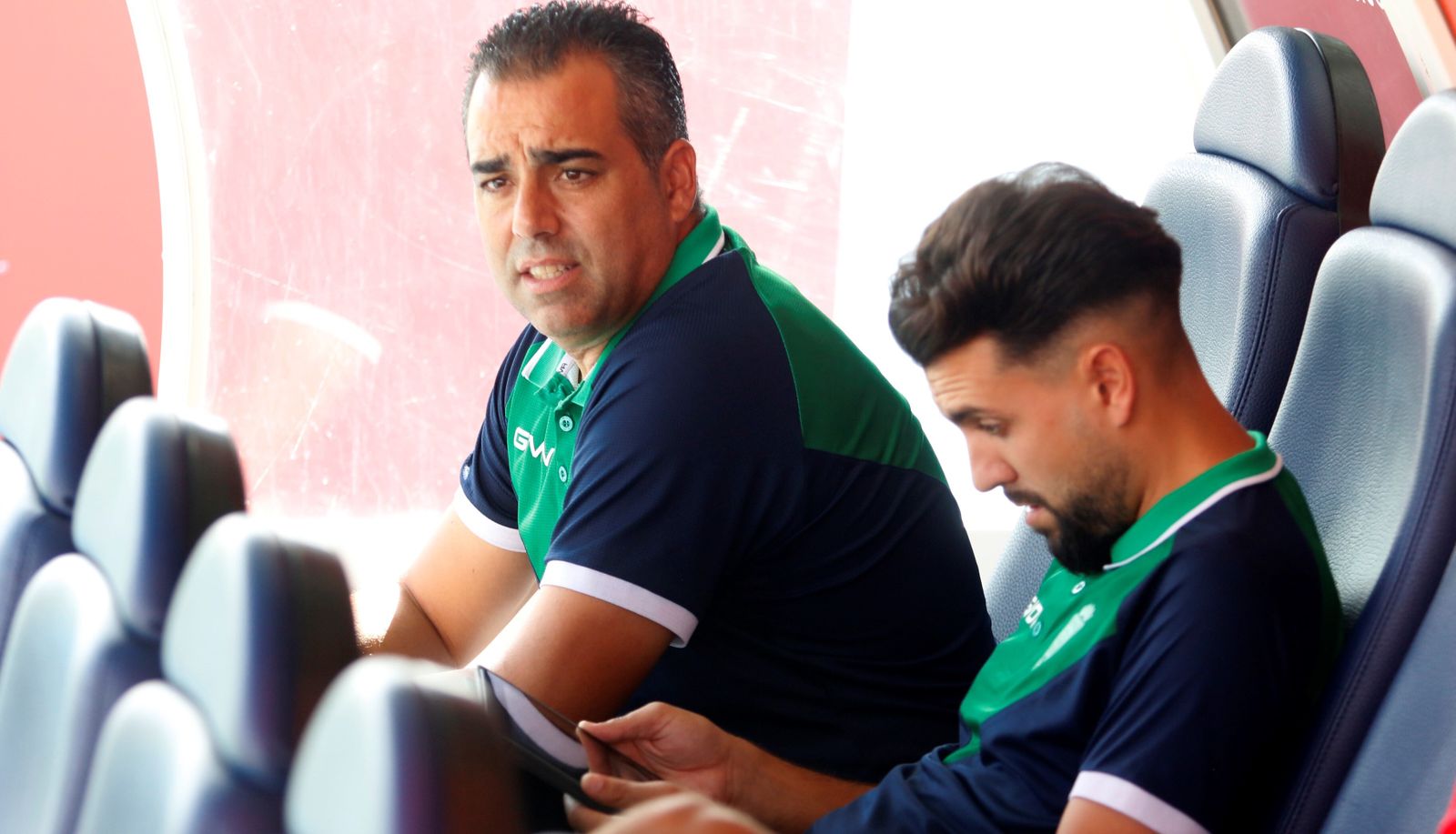 Germán Crespo, técnico del Córdoba CF, en el banquillo del Di Stéfano junto a Óscar Ibáñez, su segundo.