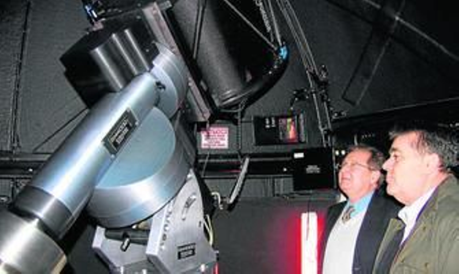 Juan Pérez Mercader y Francisco Bella se fijan en el telescopio ubicado en el observatorio de astrología. Juan Pérez Mercader y Francisco Bella se fijan en el telescopio ubicado en el observatorio de astrología.