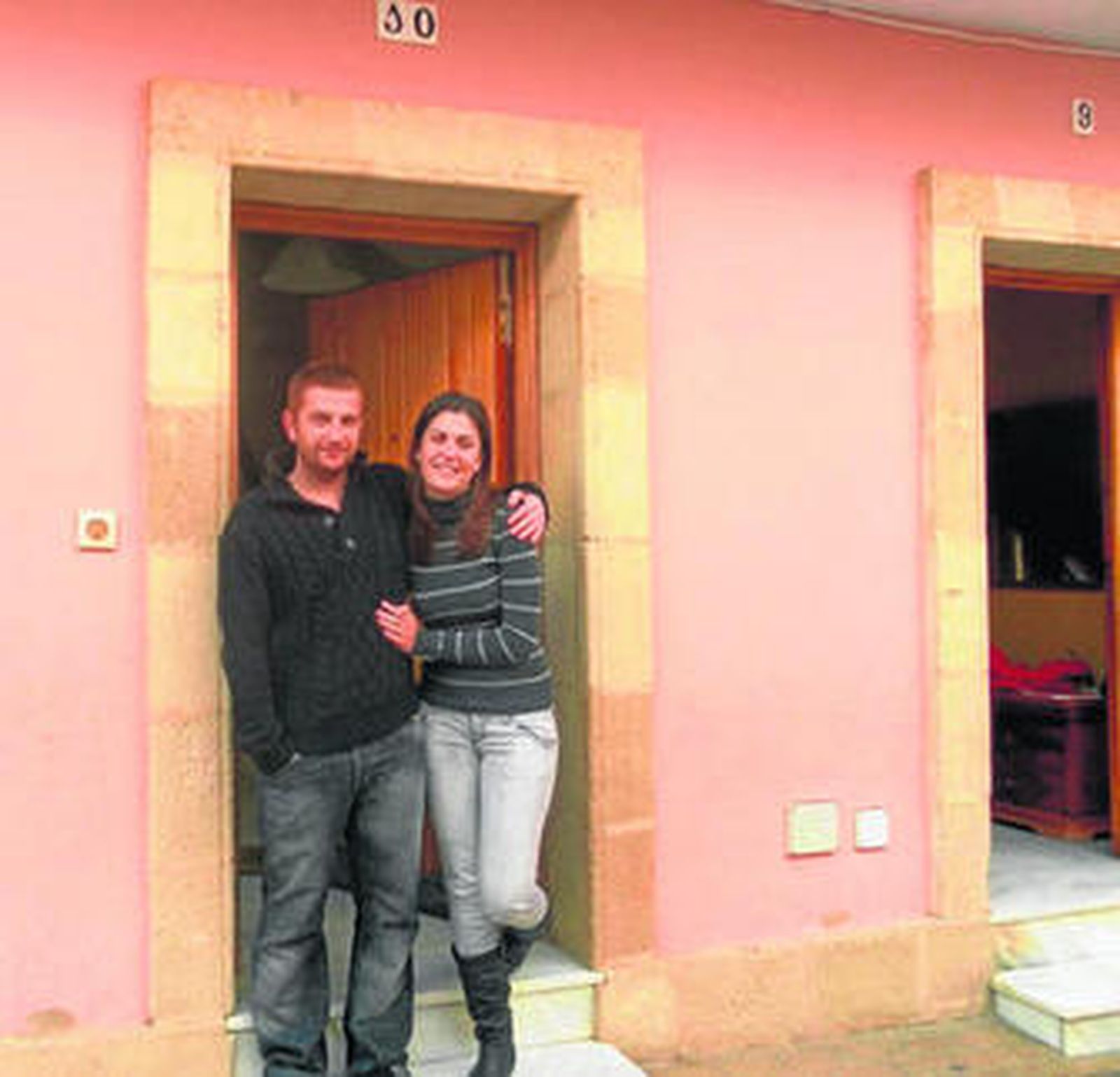 Alejandro Pineda y Laura Díaz, que llevan desde diciembre sin cobrar la ayuda al alquiler de 210 euros.